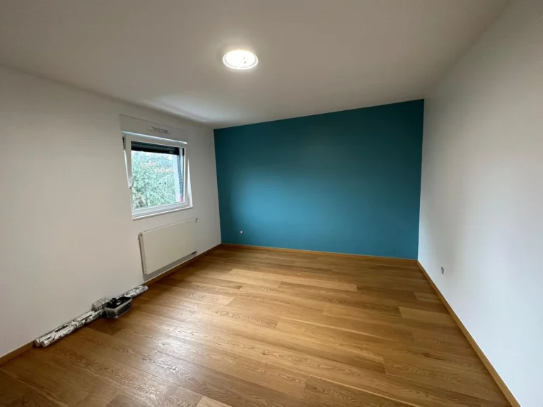 Chambre avec mur d'accent bleu canard et murs blancs