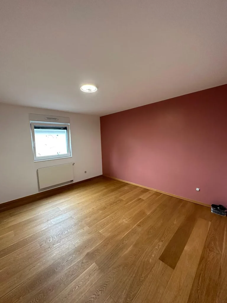 Chambre avec mur terracotta et parquet chêne