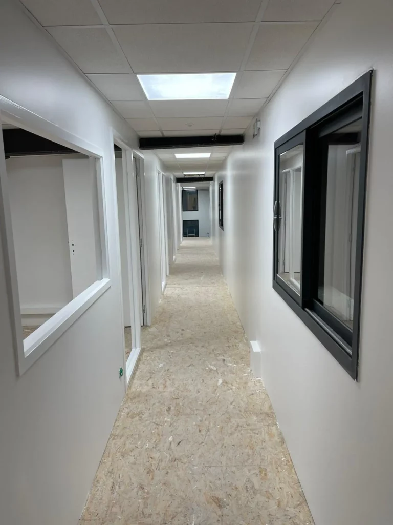 Couloir de bureaux repeint en blanc, finition lessivable