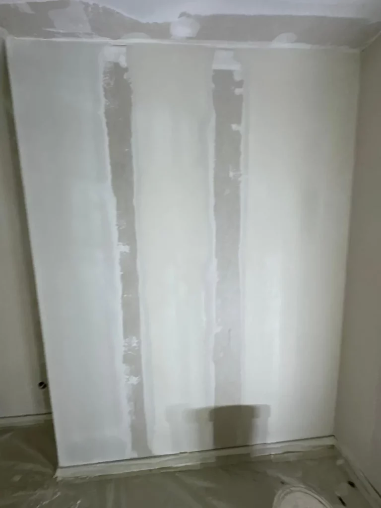 Enduit et lissage d'un mur en plaques de plâtre avant peinture