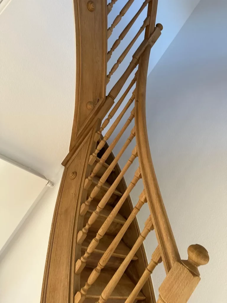 Escalier bois et cage d'escalier repeinte en blanc