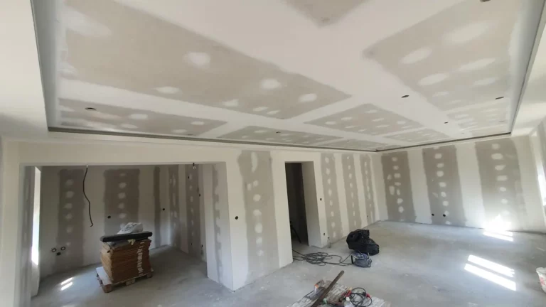Plafond et murs enduits en rénovation complète
