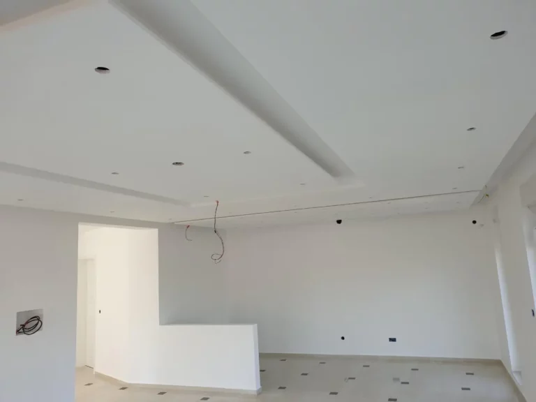 Plafond à caissons repeint en blanc
