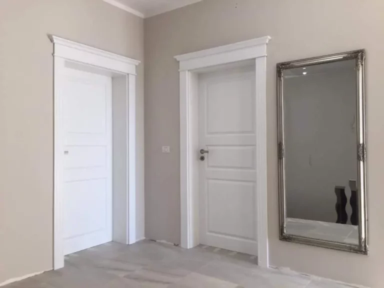 Portes moulurées blanches et murs beige