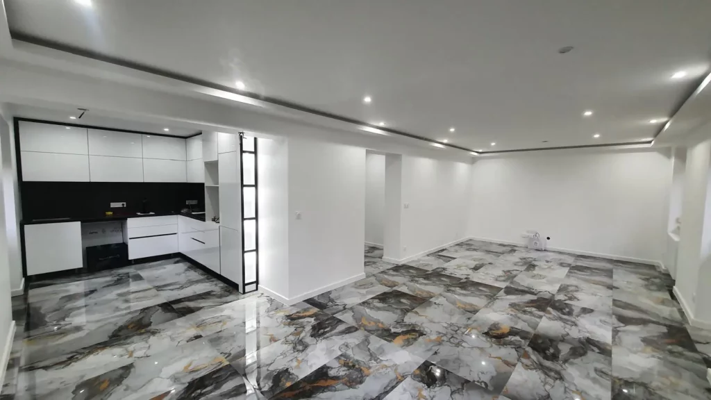 Séjour-cuisine repeint en blanc, plafond lisse